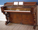 Piano Console Pape - Modell mit gesägten Konsolenunterfängen